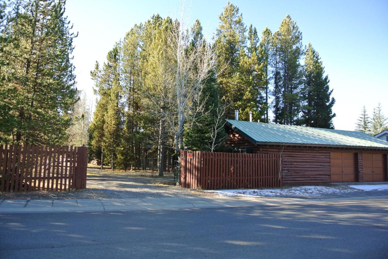 Wagon Wheel Hotel West Yellowstone Exterior photo